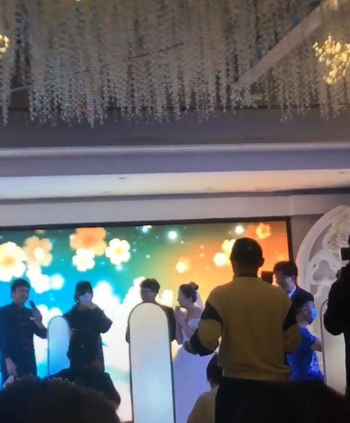 鹿晗充當(dāng)攝影師參加婚禮,鄧超扮服務(wù)員賣力跳舞,嗨翻全場